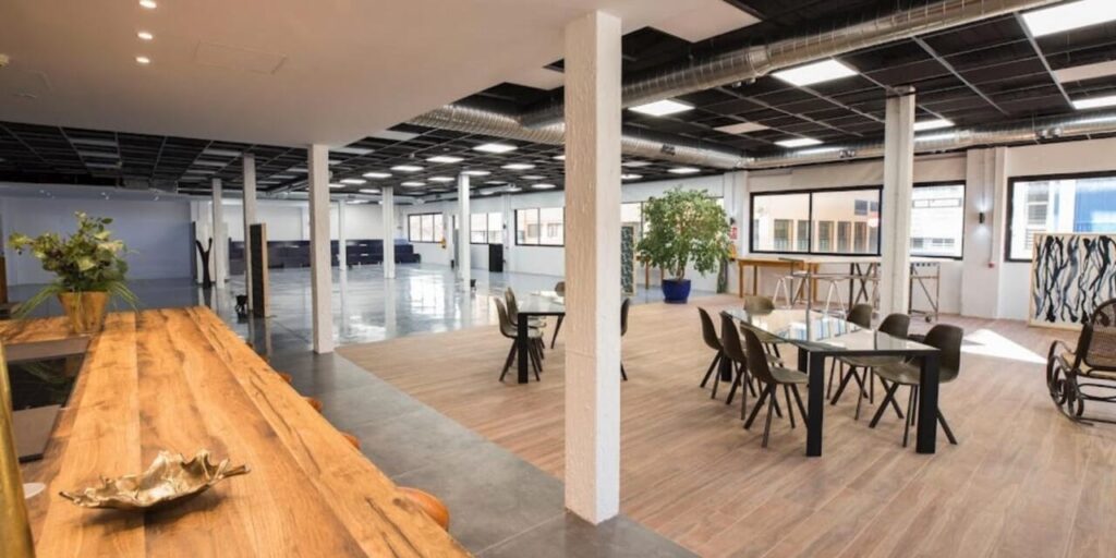 Espazio 32, sala minimalista y funcional perfecta para workshops, presentaciones técnicas y dinámicas de equipo