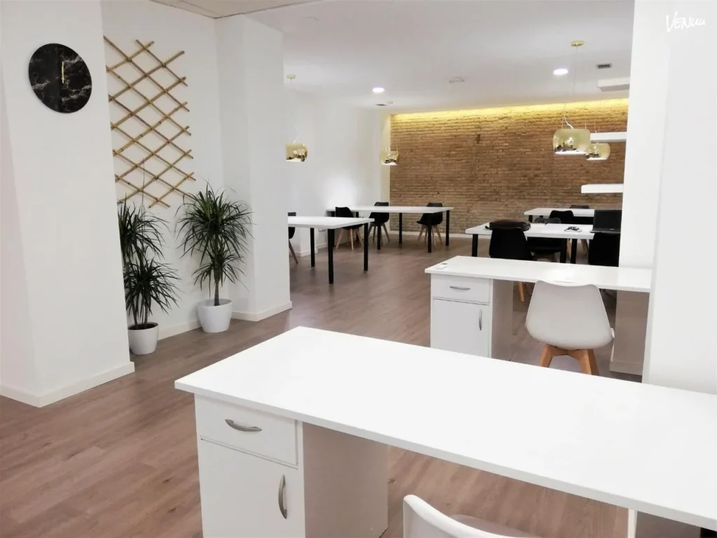 Sala de reuniones moderna en el centro de Valencia ideal para eventos corporativos y talleres empresariales